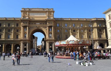 Florence, İtalya - 30 Eylül 2017: Turist ve caroussel meydanında Piazza della Republica Floransa, İtalya tarihinde Eylül 39, 2017