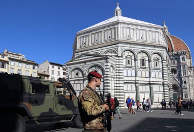Florence, İtalya - 30 Eylül 2017: Asker ve askeri araç Floransa, İtalya üzerinde 30 Eylül 2017 ünlü katedral önünde