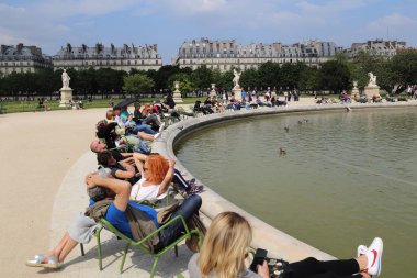 Paris, Fransa - 16 Mayıs 2018: 16 Mayıs 2018 sandalye Tuileries bahçesinde Paris, Fransa'da insanlar oturup