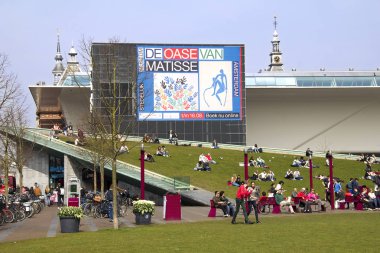 Reklam panoları ve insanlar Amsterdam'da Stedelijk Müzesi'nde