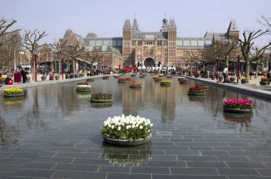 Amsterdam, Hollanda - 10 Nisan 2015: Çiçekler ile billboard 2015 Rembrandt, Amsterdam, Hollanda Apil 10, Rijksuseum önünde havuzda