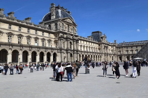 Paris France Mai 2018 Touristes Sur Cour Entrée Musée Louvre — Photo
