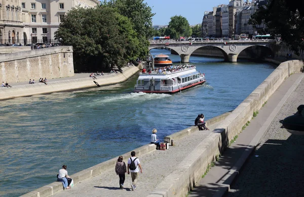 Paris França Maio 2018 Barco Com Turistas Navega Rio Sena — Fotografia de Stock