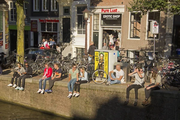 Amserdam Holland August 2016 People Sit Edge Canal Red Light — Stock Photo, Image