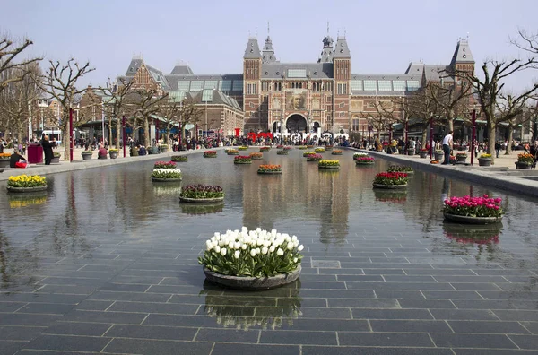 Amsterdam Holland April 2015 Flowers Pond Front Rijksuseum Billboard Rembrandt — Stock Photo, Image