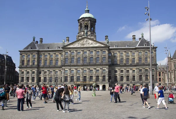 アムステルダム オランダ 2012 観光客を歩く宮殿の前で 2012 日にオランダのアムステルダムのダム広場 — ストック写真