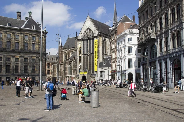 阿姆斯特丹 2012年7月16日 游客在阿姆斯特丹的水坝广场上的新教堂和宫殿的前面走动 2012年7月16日 — 图库照片