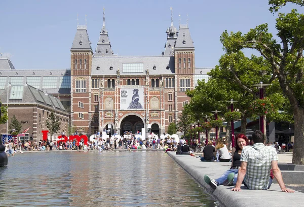 アムステルダム 2012 日にオランダのアムステルダム国立美術館前の池の周りの観光客が座っているアムステルダム オランダ 2012 — ストック写真