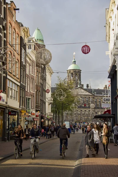 Amsterdam Holland November 2015 People Walking Cycling Shopping Street Decorated — Stock Photo, Image