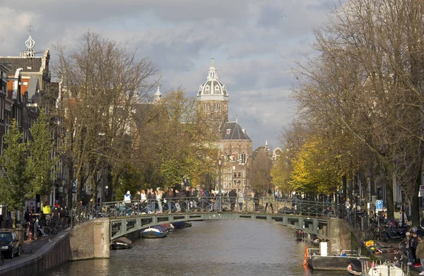 Amsterdam Holland November 2015 People Walk Footbridge Canal Autumn Saint — Stock Photo, Image