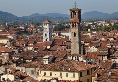 Lucca İtalya, Cityscape binalar ve Torre delle cevheri Kulesi çatılar ve San Michele Foro kilise kilise kulesi