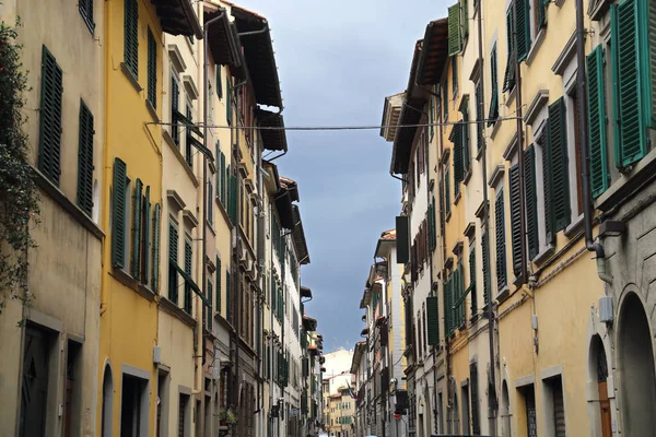 Исторические Дома Ставнями Окон Улице Старой Части Флоренции Италия — стоковое фото