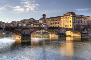Ponte Santa Trinita köprüden nehre Arno ve Floransa, İtalya tarihi evleri