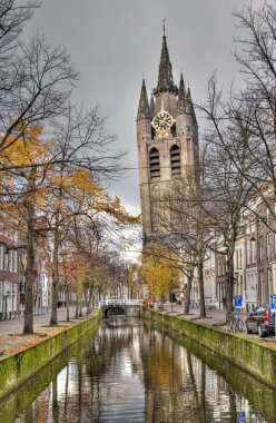 Eski kilise ve Delft, Hollanda sonbaharda ağaçlar