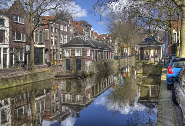 Kanalen Med Reflektioner Den Gamla Staden Gouda Nederländerna — Stockfoto