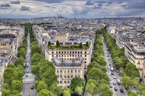 フランス パリのモンマルトルの丘上のサクレクール教会と木の並木道と都市景観 — ストック写真