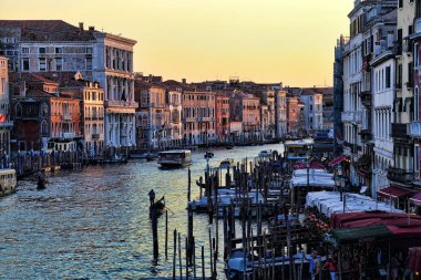 Venice, İtalya - 29 Eylül 2018: Tekneler ve gondollar Grand Canal adlı Rialto Köprüsü Venedik, İtalya üzerinde 29 Eylül 2918 üzerinde