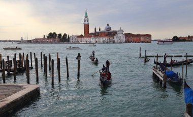 Venice, İtalya - 30 Eylül 2018: Gondol turist ve Venedik, İtalya üzerinde 30 Eylül 2918 da San Giorgio Maggiore Kilisesi ile