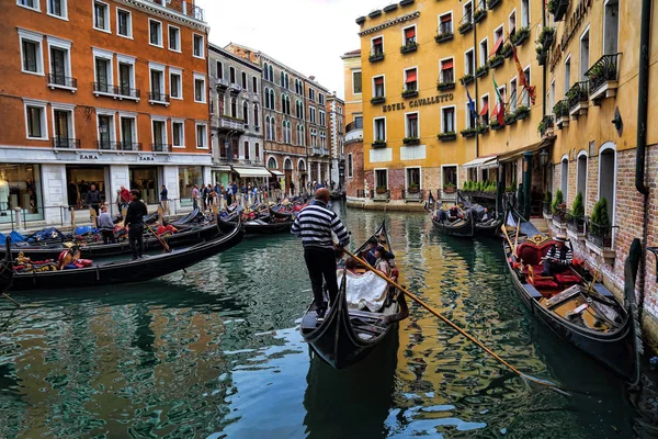 Venice Italy September 2018 Gondolier Gondolas Tourists Venice Italy September — Stock Photo, Image