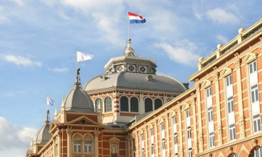 Tarihsel kurhaus Scheveningen, Hollanda Hollanda bayraklı