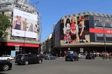 Paris, Fransa - 11 Mayıs 2018: Büyük reklam panoları ve trafik Rue la Fayette sokak Paris, Fransa'da üzerinde 11 Mayıs 2018