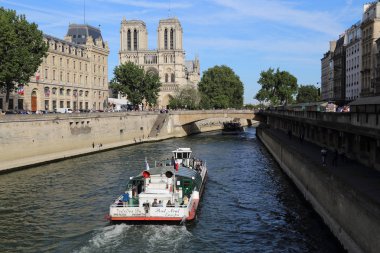 Paris, Fransa - 11 Mayıs 2018: Tekne turist Yelkenli Notre Dame Katedrali Paris, Fransa'da 11 Mayıs 2018 üzerinde Seine Nehri üzerinde geçmiş