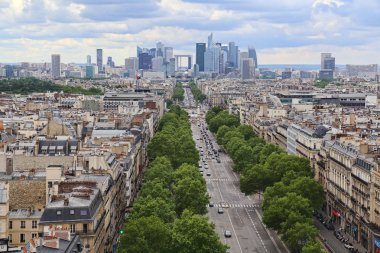 Paris, Fransa - 13 Mayıs 2018: Trafik doğru La Defense Paris, Fransa'da üzerinde 13 Mayıs 2018 otomobillerin
