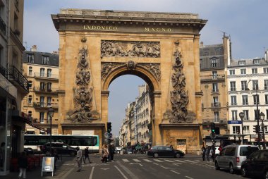 Paris, Fransa - 15 Mayıs 2018: Porte Saint-Denis ve trafik arabalar ve insanlar üzerinde 15 Mayıs 2018 Paris, Fransa'da