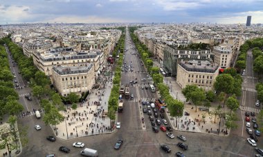 Aşağı Avenue des Champs-Elysees Paris, Fransa'da 13 Mayıs 2018 üzerinde seyir Arc de Triomphe Paris, Paris, Fransa - 13 Mayıs, 2018:View