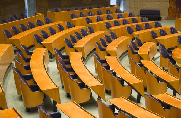 荷兰海牙荷兰议会的一排排空座和板凳 — 图库照片