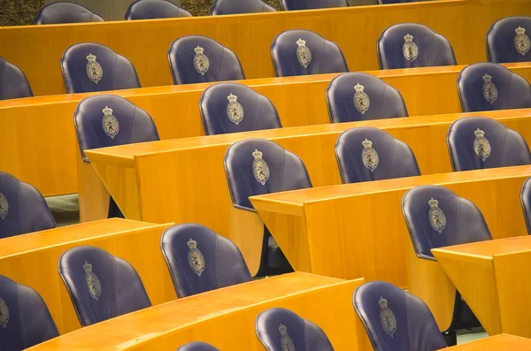 Satır boş sandalye ve Lahey, Hollanda Hollanda Parlamentosu'nda banklar