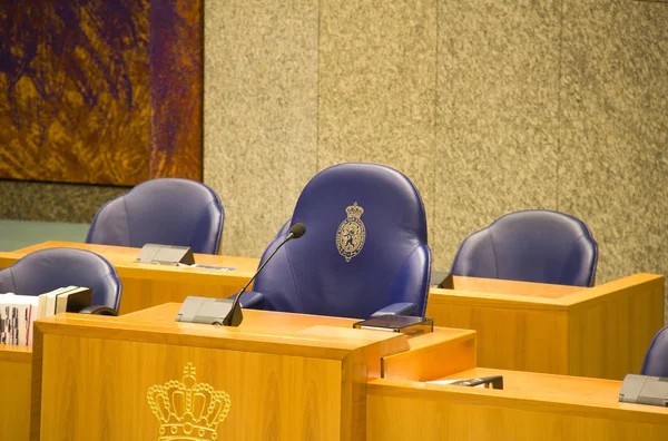 Lahey, Hollanda Hollanda Parlamentosu'nda Charman koltuğunda