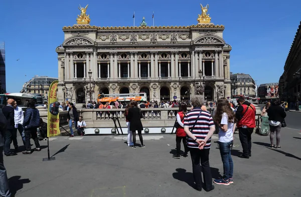 Paris Francja Maja 2018 Ludzie Stojący Przy Wejściu Metra Naprzeciwko — Zdjęcie stockowe