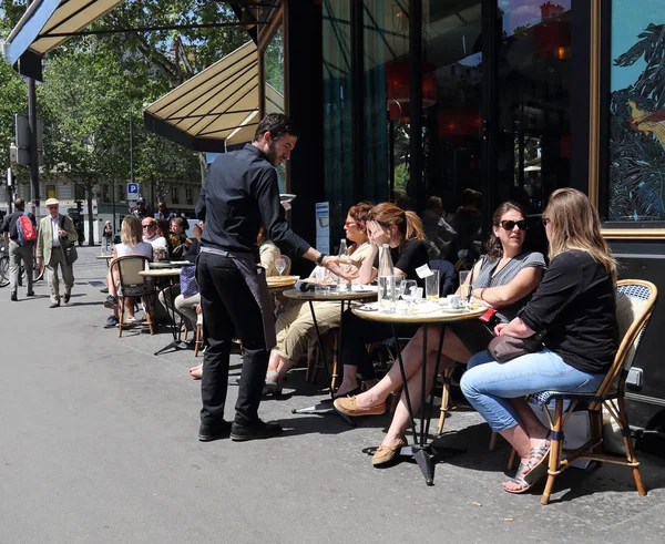 París Francia Mayo 2018 Camarero Sirve Personas Sentadas Café Acera — Foto de Stock