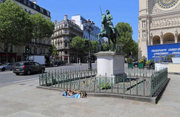 París Francia Mayo 2018 Flores Frente Estatua Histórica Juana Arco — Foto de Stock