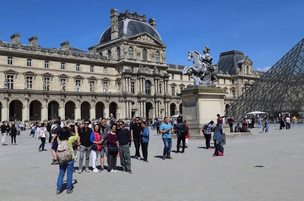 Paris França Maio 2018 Turistas Tiram Fotos Pátio Museu Louvre — Fotografia de Stock