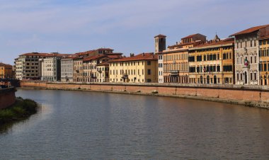 Tarihi binalar üzerinde Arno Pisa, İtalya