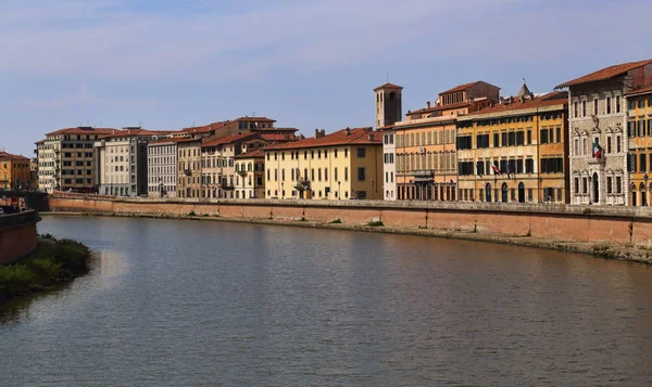 Tarihi binalar üzerinde Arno Pisa, İtalya