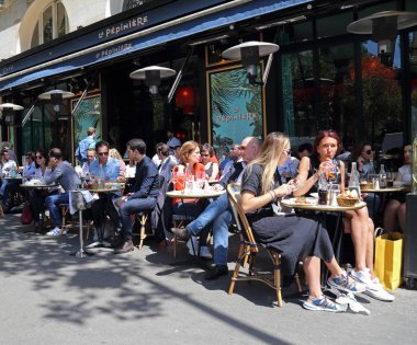 Paris, Fransa - 11 Mayıs 2018: Bir kaldırım café Paris, Fransa'da insanlar oturup üzerinde 11 Mayıs 2018