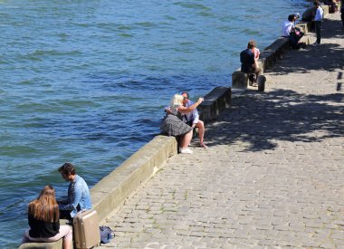 Paris, Fransa - 11 Mayıs 2018: Çiftler otur waterfron Paris, Fransa'da Seine Nehri boyunca 11 Mayıs 2018