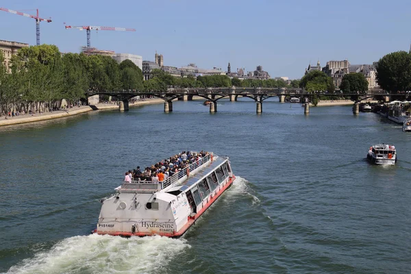 2018年5月11日フランス セーヌ川を航行する観光客向けボート2018年5月11日フランス パリのエッフェル塔を通過 — ストック写真