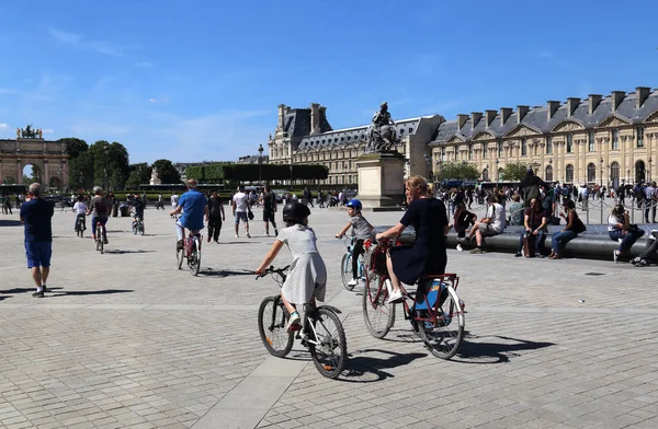フランス 2018 観光客サイクル入り口に中庭にパリ フランスのルーブル美術館に 2018 — ストック写真