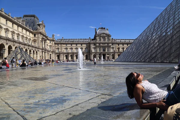 Paris France May 2018 Tourists Sit Fountain Louvre Museum Paris — Stock Photo, Image