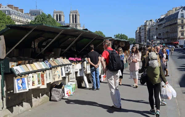 París Francia Mayo 2018 Gente Camina Largo Los Puestos Libros — Foto de Stock