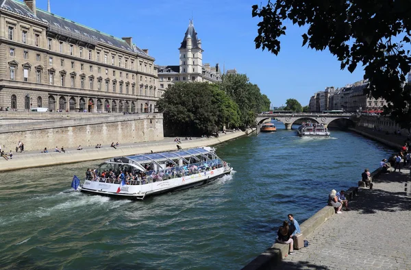 フランス 2018 過去の歴史的建造物と人々 2018 日にフランスのパリでセーヌ川の土手に座って観光客帆ボート — ストック写真