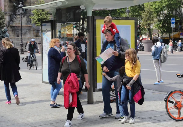 Paris Franța Mai 2018 Familia Turiștilor Bulevardul Saint Michel Din — Fotografie, imagine de stoc