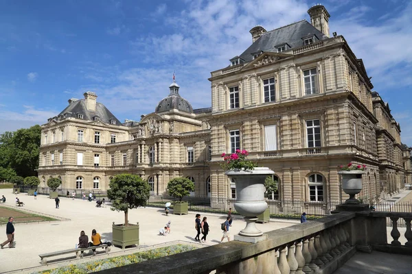 Paris France May 2018 People Walk Luxembourg Gardens Palais Luxembourg — Stock Photo, Image