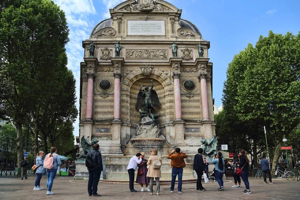 Paris França Maio 2018 Pessoas Admiram Fonte Saint Michel Boulevard — Fotografia de Stock