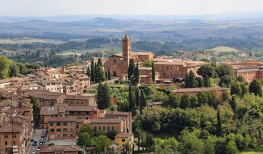 Evler, ağaçlar ve mesafe Basilica di San Clemente kilisede kiremitli çatıları ile Cityscape Siena, İtalya