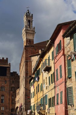 Renkli tarihi evlerin arasında Siena, İtalya'nın belediye binasının Kulesi